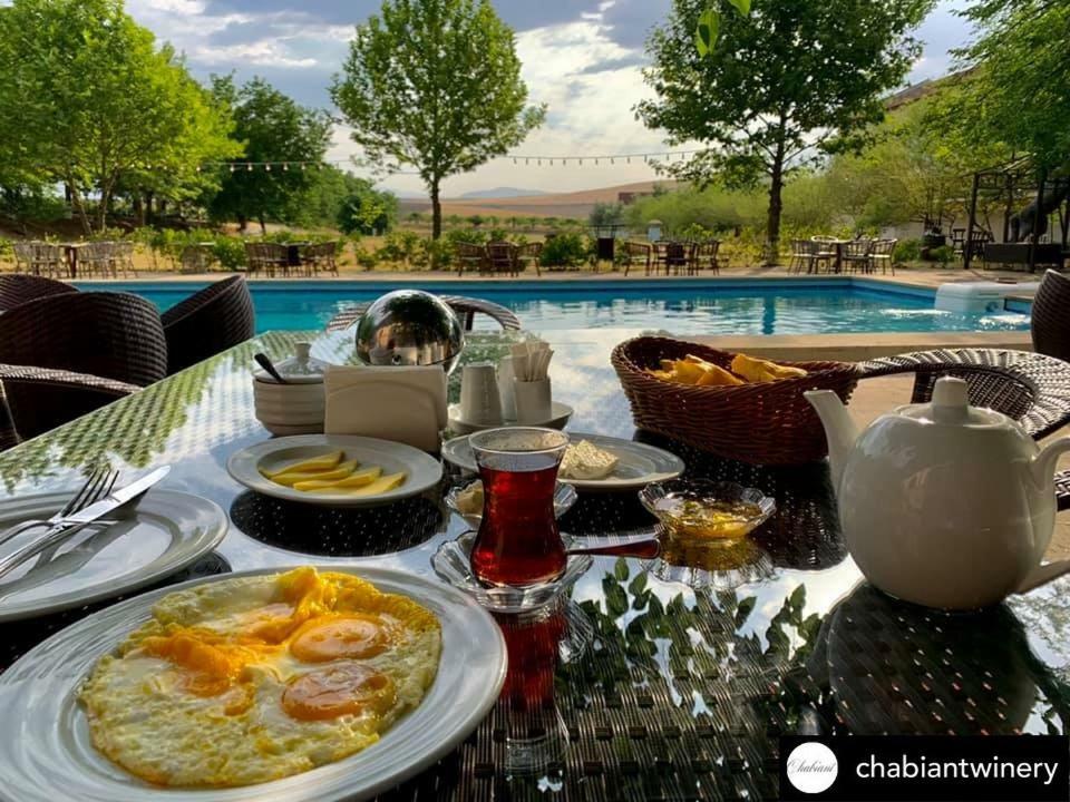 Chabiant Guesthouse Chateau Monolit Ikinci Yeniyol Eksteriør billede